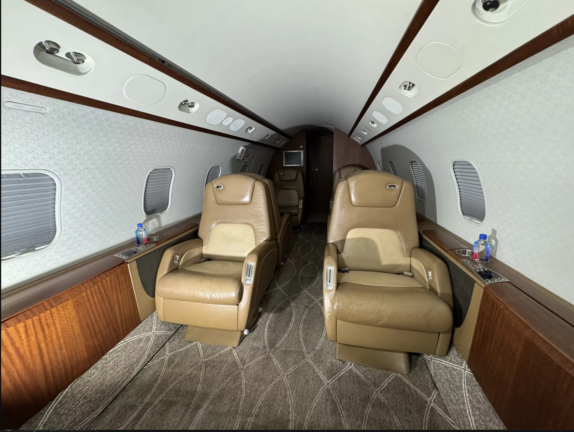 Carpet extraction in a business jet cabin