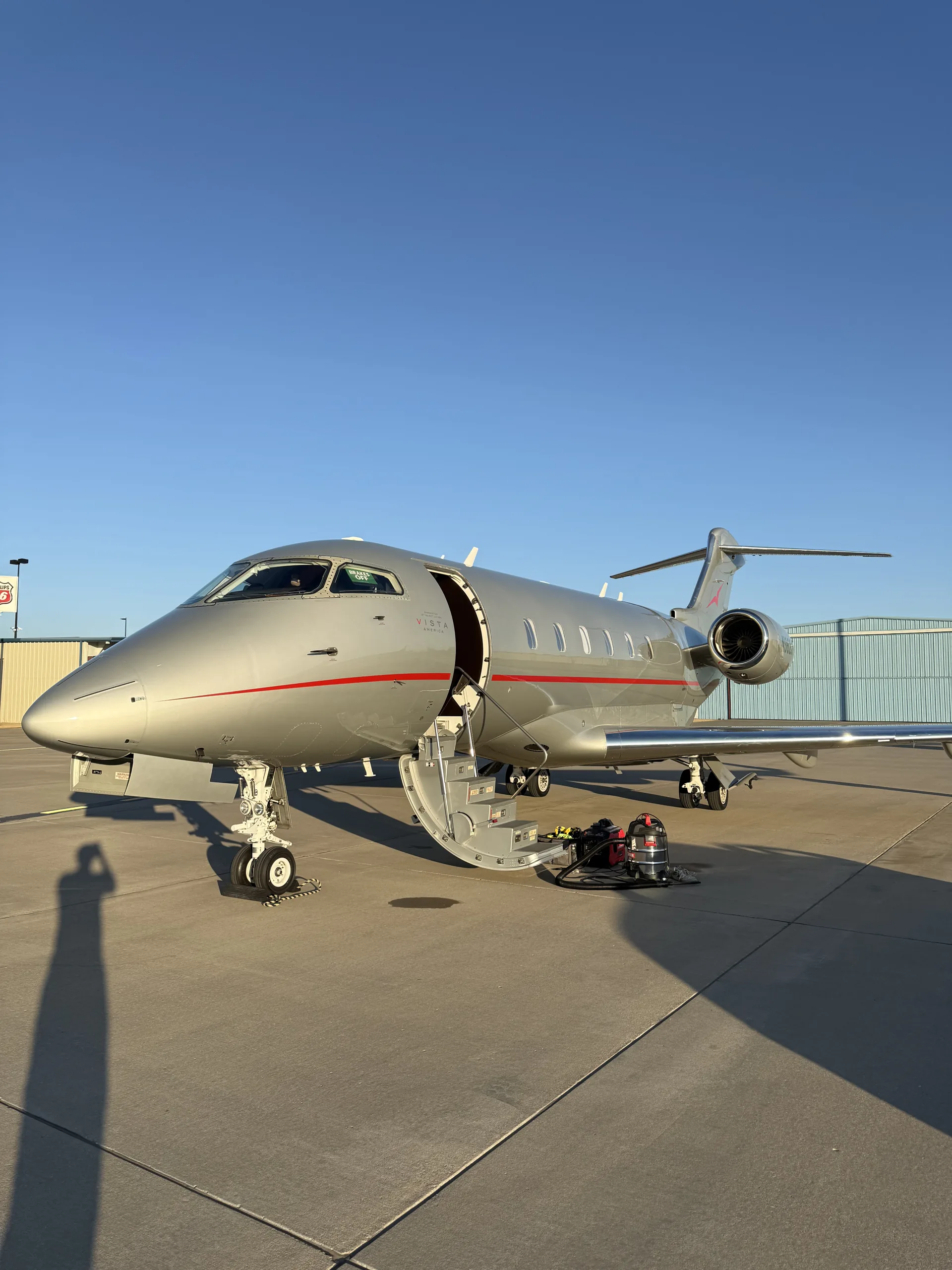 Bombardier Challenger 300 — exterior detail